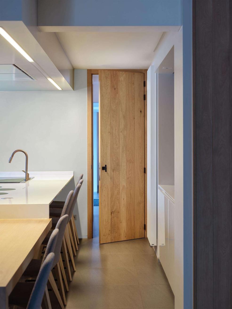 Portes intérieures modernes en bois de chêne avec cadre élégant